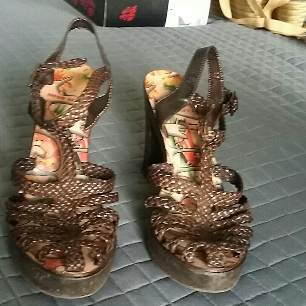Woven t strap leather sandal pump
